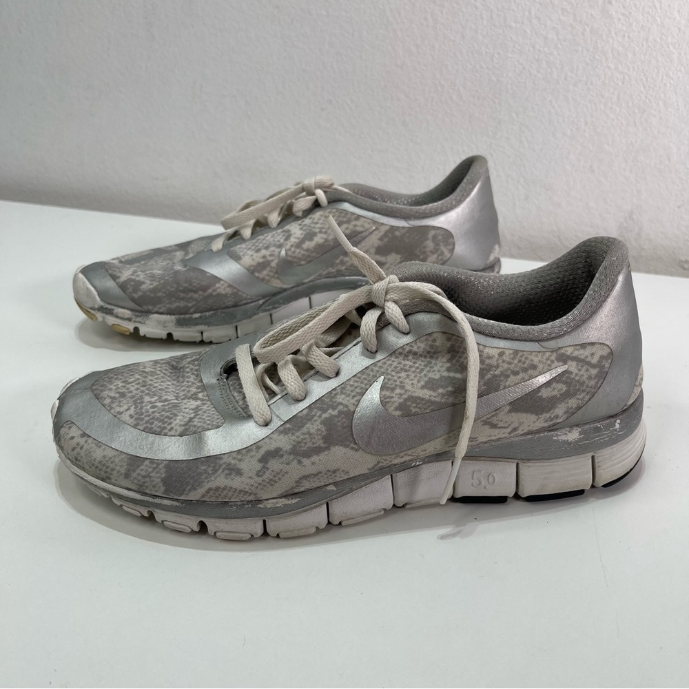 Nike 5.0 Wmn 8 695168-002 Silver White Animal Print Light Running Sneakers Shoes